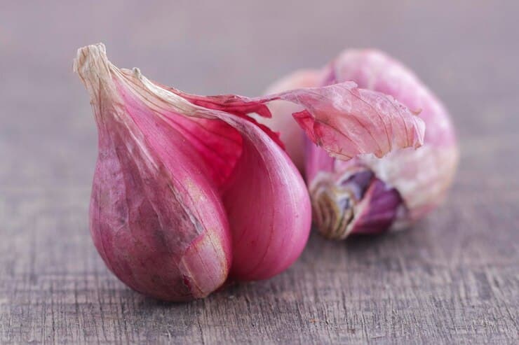 سیر قرمز همدان تازه و خوش طعم برای آشپزی